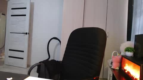 lenagordon online show from 11-18-25, 07:46