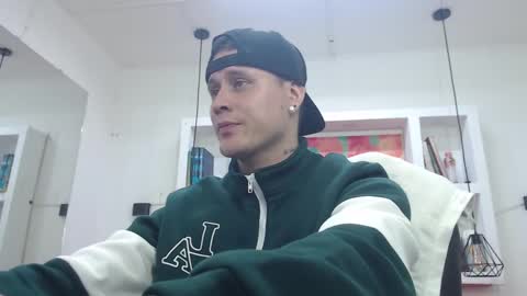 Snapshot of leo_cumming01 chatting on 02-08-25, 02:16 Yesid online show from 02-08-25, 02:16