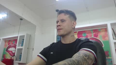 Snapshot of leo_cumming01 chatting on 02-17-25, 01:10 Yesid online show from 02-17-25, 01:10