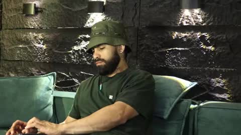 Snapshot of leo_diaz01 chatting on 09-27-25, 02:05 Leo Diaz online show from 09-27-25, 02:05