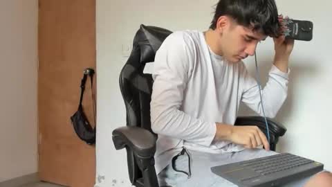 Snapshot of leo_jones389 chatting on 11-14-25, 04:28 Leo Jones online show from 11-14-25, 04:28