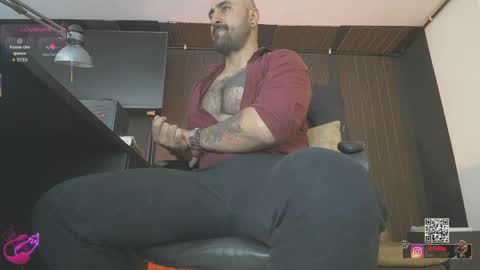 Snapshot of leon_1717 chatting on 05-15-26, 06:04 Leon online show from 05-15-26, 06:04