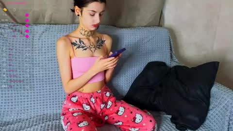 Snapshot of leonahines chatting on 11-24-25, 02:50 Donna online show from 11-24-25, 02:50