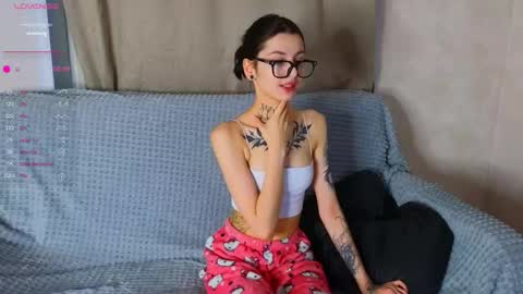 Snapshot of leonahines chatting on 11-28-25, 02:36 Donna online show from 11-28-25, 02:36