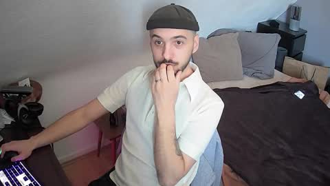 Snapshot of leonardo_grande chatting on 03-18-26, 11:57 Leonardo online show from 03-18-26, 11:57