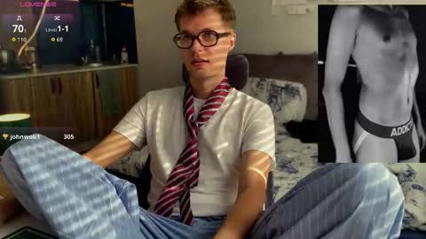 Snapshot of leonnextdoor chatting on 03-10-26, 09:03 Leon online show from 03-10-26, 09:03