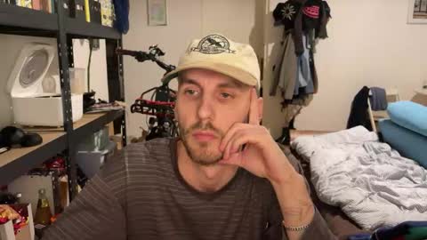 Snapshot of leonvampire chatting on 12-15-25, 05:50 Leon online show from 12-15-25, 05:50