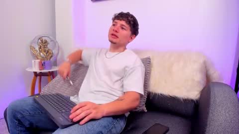 Leo  online show from 11-30-25, 04:27