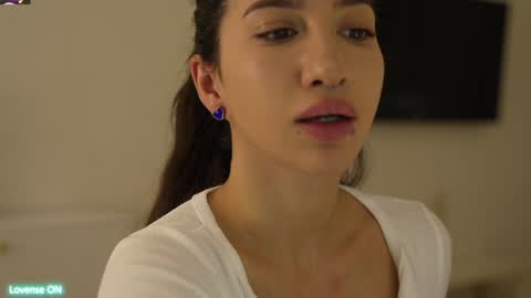 Snapshot of leoramallis chatting on 01-28-25, 04:52 Leora online show from 01-28-25, 04:52