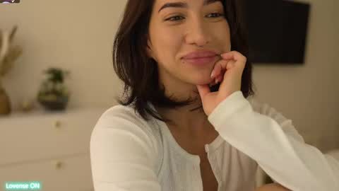 Snapshot of leoramallis chatting on 02-14-25, 04:31 Leora online show from 02-14-25, 04:31
