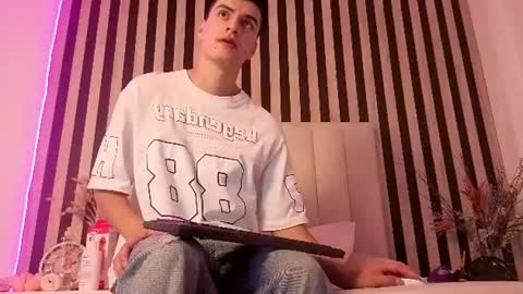 Snapshot of leotease chatting on 06-14-26, 04:31 leotease online show from 06-14-26, 04:31
