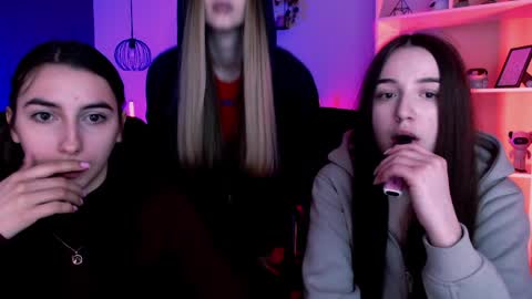 leslie_bird online show from 04-10-26, 09:03