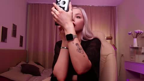 Snapshot of leslie_caronn chatting on 02-14-26, 08:22 Stacey online show from 02-14-26, 08:22