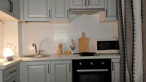  LESLIE   online show from 12-15-25, 05:12