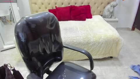 Snapshot of leslieanddrako chatting on 05-06-26, 05:29 L E S L E Y AND D R A K O online show from 05-06-26, 05:29