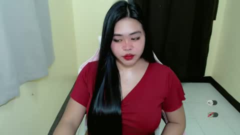 Snapshot of lhara_cumming chatting on 02-14-25, 08:05 LHARA online show from 02-14-25, 08:05