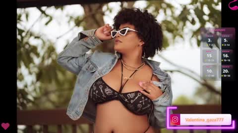 Snapshot of lia_daniiels01 chatting on 02-06-25, 10:10 V A L online show from 02-06-25, 10:10