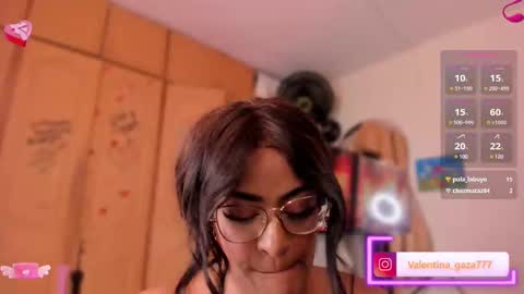 Snapshot of lia_daniiels01 chatting on 02-13-25, 01:19 V A L online show from 02-13-25, 01:19