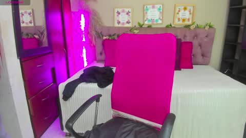 Snapshot of lia_keen chatting on 11-20-25, 08:30 lia online show from 11-20-25, 08:30