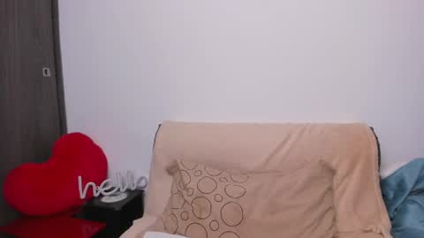 Snapshot of lia_queen610 chatting on 05-28-26, 11:24 Little Queen Lia online show from 05-28-26, 11:24