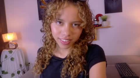 Snapshot of lia_valmont_18 chatting on 05-15-26, 06:59 Juliana online show from 05-15-26, 06:59