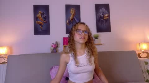 Snapshot of lia_valmont_18 chatting on 05-25-26, 06:58 Juliana online show from 05-25-26, 06:58