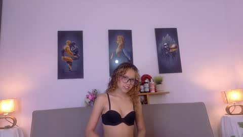 Snapshot of lia_valmont_18 chatting on 05-27-26, 07:22 Juliana online show from 05-27-26, 07:22