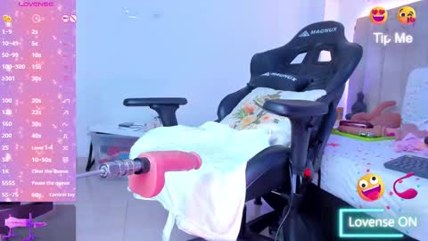 Snapshot of liaagener chatting on 02-22-25, 10:20 Liaa online show from 02-22-25, 10:20