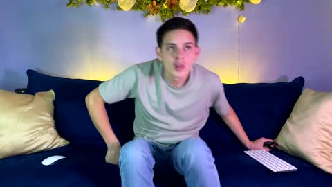 Snapshot of liam_enzho chatting on 12-29-24, 12:09 Liam online show from 12-29-24, 12:09