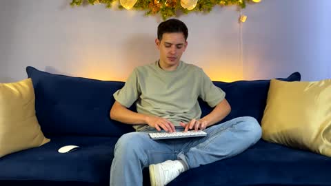 Snapshot of liam_enzho chatting on 12-31-24, 04:57 Liam online show from 12-31-24, 04:57