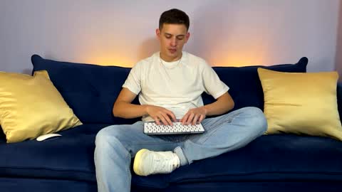 Snapshot of liam_enzho chatting on 01-19-25, 11:10 Liam online show from 01-19-25, 11:10