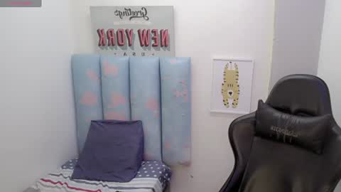 Snapshot of liam_play chatting on 06-15-26, 11:40 LIAM online show from 06-15-26, 11:40
