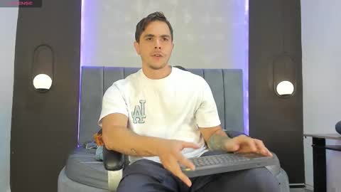 Snapshot of liam_walk chatting on 10-21-25, 07:14 Liam online show from 10-21-25, 07:14