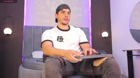 Snapshot of liam_walk chatting on 11-10-25, 08:08 Liam online show from 11-10-25, 08:08