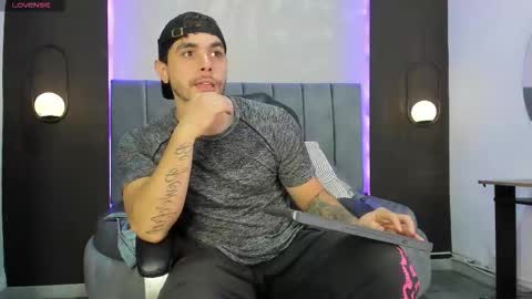 Snapshot of liam_walk chatting on 11-12-25, 07:57 Liam online show from 11-12-25, 07:57