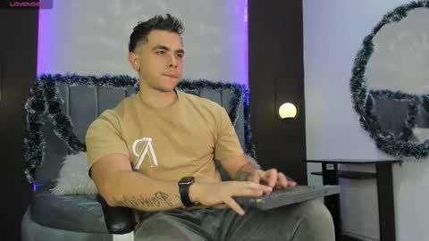 Snapshot of liam_walk chatting on 11-23-25, 10:42 Liam online show from 11-23-25, 10:42