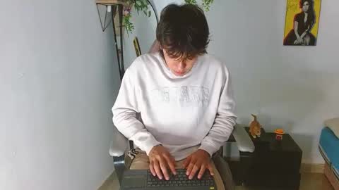 Snapshot of liam_xul chatting on 10-28-25, 09:17 liamxul online show from 10-28-25, 09:17