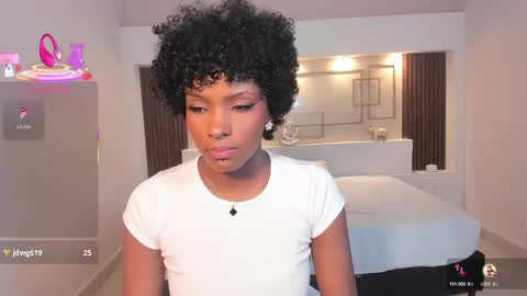 Snapshot of liannadixon7 chatting on 10-15-25, 07:47 Lianna Dixon online show from 10-15-25, 07:47