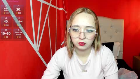 Snapshot of liaroberts1 chatting on 12-19-24, 12:23 Lia Roberts online show from 12-19-24, 12:23