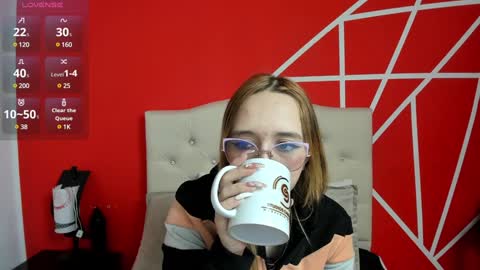 Snapshot of liaroberts1 chatting on 01-15-25, 12:04 Lia Roberts online show from 01-15-25, 12:04