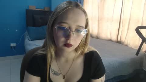 Snapshot of liaroberts1 chatting on 10-20-25, 11:54 Lia Roberts online show from 10-20-25, 11:54
