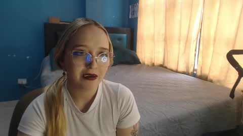 Snapshot of liaroberts1 chatting on 10-23-25, 12:26 Lia Roberts online show from 10-23-25, 12:26