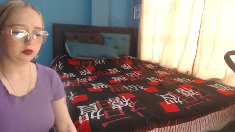 Snapshot of liaroberts1 chatting on 11-10-25, 12:15 Lia Roberts online show from 11-10-25, 12:15