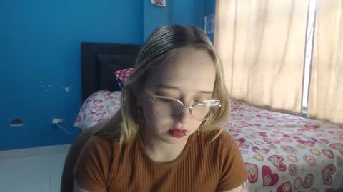 Snapshot of liaroberts1 chatting on 12-04-25, 12:14 Lia Roberts online show from 12-04-25, 12:14