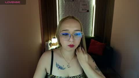 Lia Roberts online show from 06-17-26, 01:56