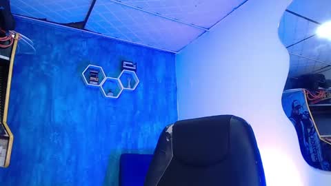 Snapshot of liiaam_lee_ chatting on 01-05-25, 04:27 Daniel online show from 01-05-25, 04:27