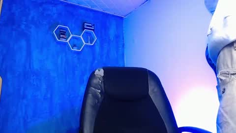 Snapshot of liiaam_lee_ chatting on 02-16-25, 12:54 Daniel online show from 02-16-25, 12:54