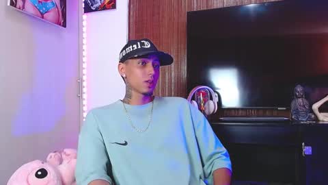 Snapshot of liiaam_lee_ chatting on 11-25-25, 03:01 Daniel online show from 11-25-25, 03:01