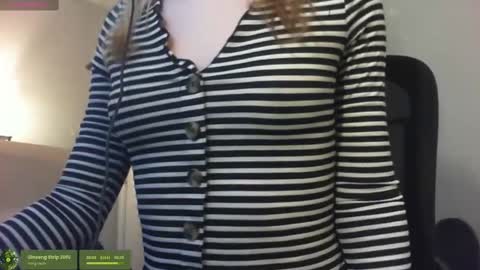 Snapshot of lil_gem chatting on 10-05-25, 10:40 lil gemmie online show from 10-05-25, 10:40