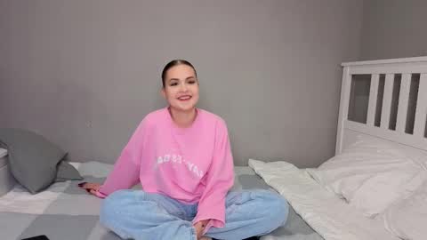 Snapshot of lil_honey_bunny chatting on 10-08-25, 10:57 Emma online show from 10-08-25, 10:57